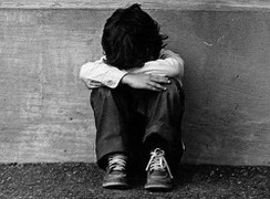 Bé 5 tuổi bị thầy giáo nhốt trong phòng tối và… bỏ quên