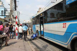 Tiếng kêu thất thanh và cái chết thảm dưới gầm xe buýt