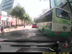 Clip 'hung thần' lao như điên giữa Sài Gòn