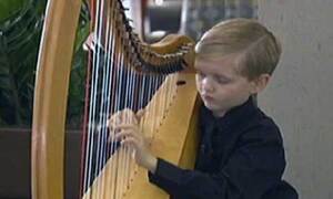 'Thiên thần' đánh đàn hạc giúp bệnh nhân dịu cơn đau