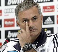 Mourinho 'thay' FIFA công bố danh hiệu 'Quả bóng vàng'