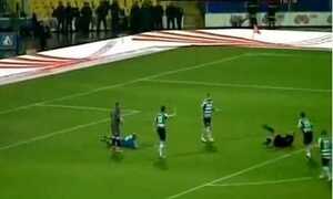 Cầu thủ dùng ngực 'hạ đo ván' trọng tài