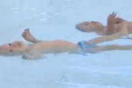 Kỳ tích nhóc sinh đôi 9 tháng tuổi bơi được 25 m