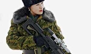 Video: Lính nữ Nga tập trận trong mưa tuyết