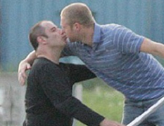 Tài tử John Travolta bị bạn tình đồng tính khởi kiện