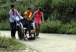 Đường đến trường của cậu bé liệt hai chân