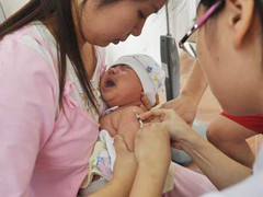 Liên tiếp thu hồi vắc xin, nhiều bà mẹ hoang mang