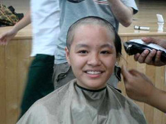 Ủng hộ trẻ ung thư, nữ sinh Việt ‘siêu giỏi’ cạo đầu