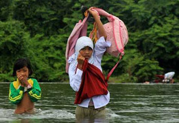 Học sinh đầm mình trong nước lạnh đến trường