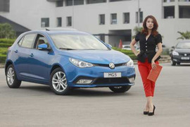 Hotgirl Hoài Anh Mango tạo dáng điệu đà bên MG5