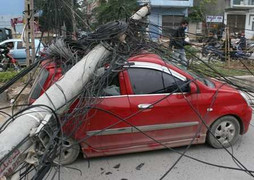 Hà Nội: Cột điện đè ô tô, tài xế thoát chết