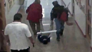 Sa thải hai giáo viên kéo lê học sinh mù trên sàn lớp