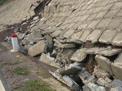 Sập công trình bờ kè, một nữ công nhân bị vùi lấp