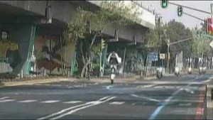 Hộ tống Tổng thống, cảnh sát đi môtô ngã lăn trên đường