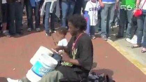 Ngả mũ trước tài năng đánh trống... bằng xô