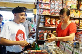 Ông chủ Trung Nguyên tự ra chợ bán cà phê