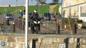 Chạm nhẹ dải phân cách, môtô và người lao xuống sông