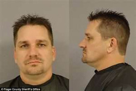 Để chó chăm sóc con 10 tháng tuổi, ông bố bị tóm cổ