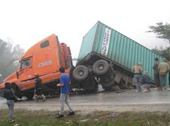 Xem ô tô lao vực, 5 người chết, 11 người bị thương