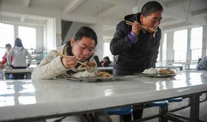 Cô bé 8 năm dẫn mẹ bị tâm thần đi học