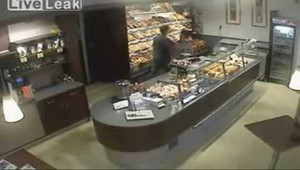 Video: Cướp tiệm bánh bị hạ gục nhục nhã