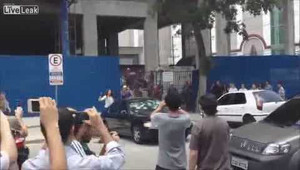 Phá nát ôtô của chồng giữa phố