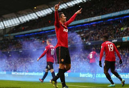 Van Persie lập siêu phẩm, MU nghẹt thở hạ Man City