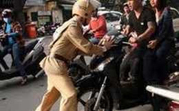 Bị kiểm tra, lao thẳng xe vào cảnh sát giao thông