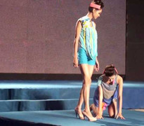 Những sự cố của người mẫu Việt tại tuần lễ thời trang