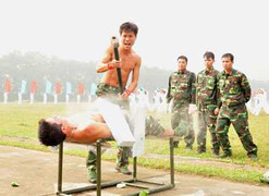 Ảnh: Lính trinh sát nằm trên lưỡi đao chịu công phá