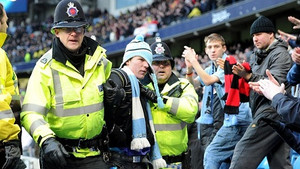 Bắt fan cuồng xuống sân tính 'tẩn' Rio Ferdinand