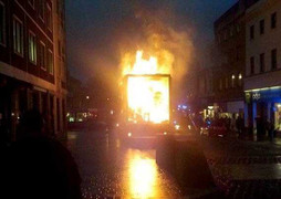 Video: Xe tải bốc cháy trước tòa nhà KeangNam