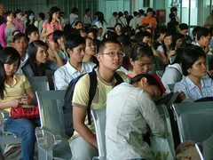 Rơi nước mắt với cảnh mua vé tàu Tết ở ga Sài Gòn