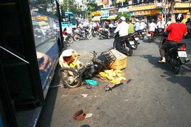 TP.HCM: Xe buýt kéo lê xe máy, một người nguy kịch