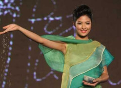 Video: Ngọc Hân rải gạo trên sàn catwalk