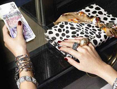 Dân chơi Trung Quốc 'săn' hàng hiệu ở tiệm cầm đồ