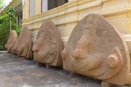 Xem hiện vật từ di tích Chăm nghìn năm ở Đà Nẵng