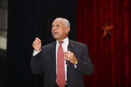 Clip:Tổng giám đốc NASA trò chuyện với học sinh Hà Nội