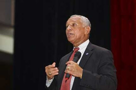 Nữ sinh hỏi 'ngày tận thế', Tổng giám đốc NASA cười lớn