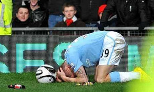 Fan MU từng tấn công cầu thủ Man City không thương tiếc