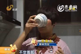 Kinh ngạc cô gái uống dầu ăn như...uống nước