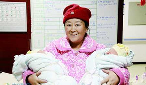 Bà mẹ 51 tuổi sinh đôi hai bé gái