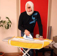 Nhầm bàn là thành điện thoại, cháy nửa mặt