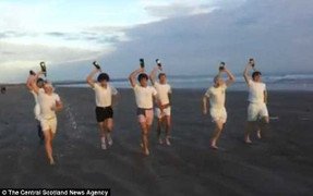 Chỉ trích dữ dội cảnh sinh viên tắm mình bằng sâm banh