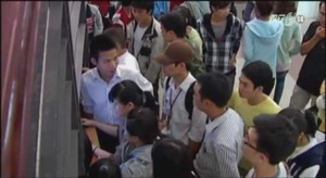 Video: Phe vé tàu Tết náo loạn ga Sài Gòn