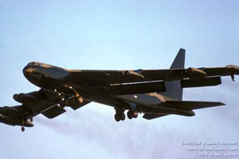 Những cỗ máy khổng lồ rải bom giữa trời Hà Nội