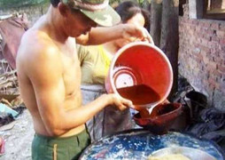 Mục sở thị 'công nghệ' chế dầu ăn bẩn ở Hà Nội