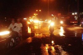 Sài Gòn lại ngập trong nước vì triều cường