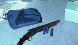 Bị bắt vì mang súng, khoe ở nhà còn một khẩu nữa