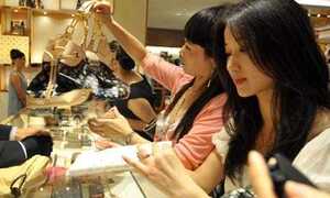'Hàng hiệu': Mua 100.000 đồng, bán hàng chục triệu đồng